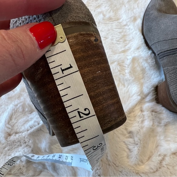 Lucky Brand Ponic Suede Block Heel Ankle Bootie | Grey Size 9.5 - Picture 12 of 12